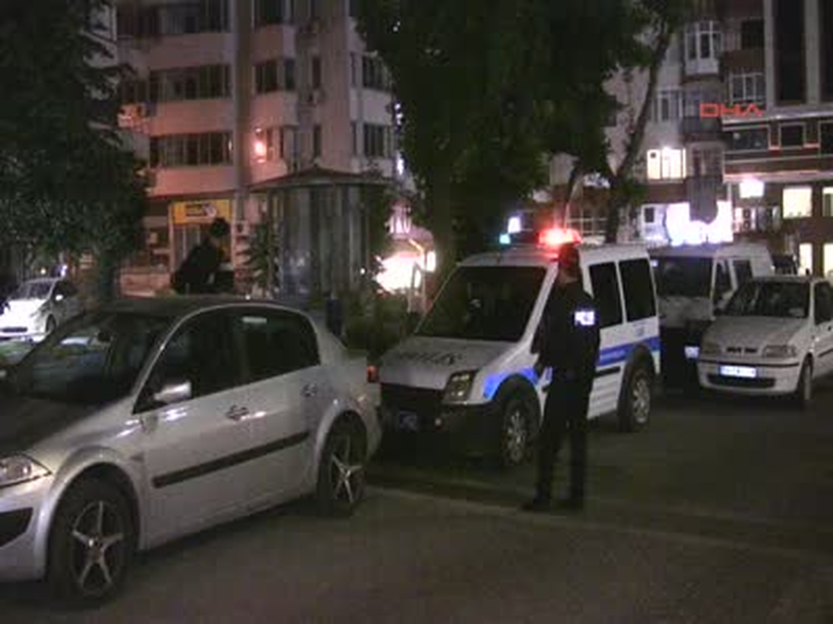 Şüpheli Paketi Alıp Fırlatınca Polisten Azar İşitti
