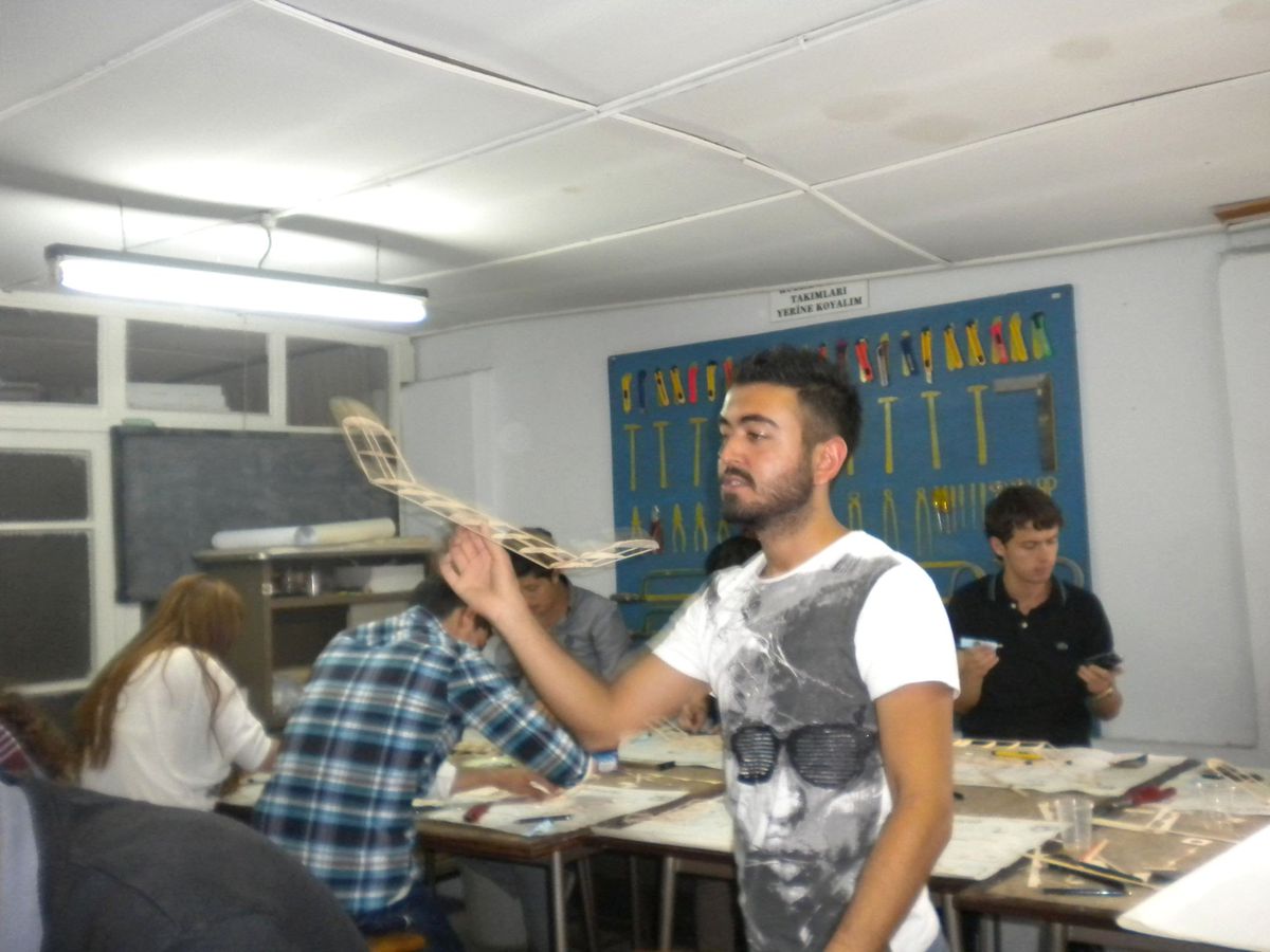 Thk'dan Üniversite Öğrencilerine Model Uçak Kursu