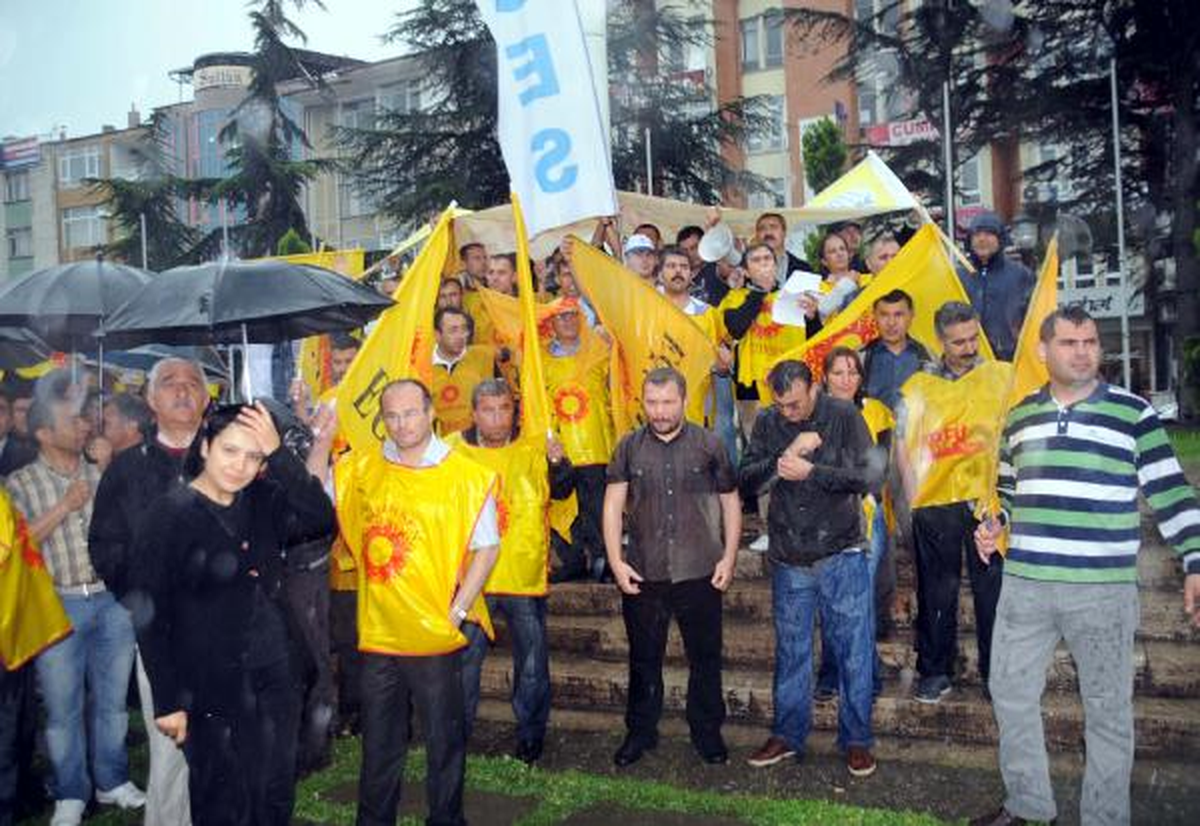 Tokat\'ta Memurlar Yağmur Altında Eylem Yaptı