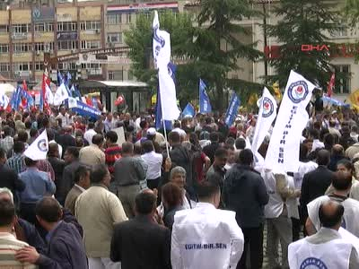 Tokat\'ta Memurlar Yağmur Altında Eylem Yaptı