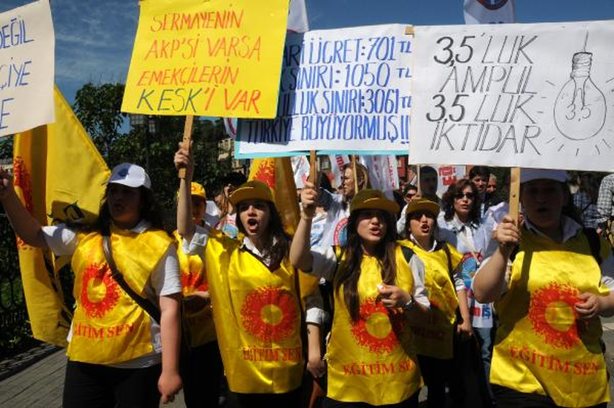 Trabzon\'da İş Bırakan Memurlar Yürüdü