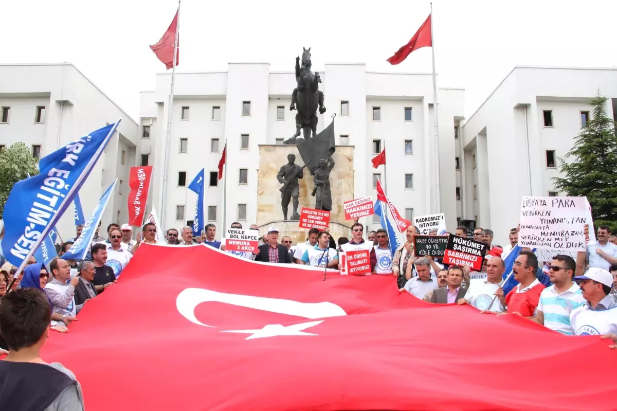 Türkiye Kamu-Sen Üyeleri Nevşehir\'de Hükümeti Protesto Etti