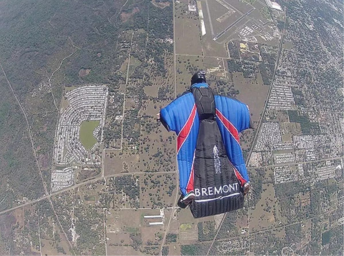 Uçaktan Paraşütsüz Atladı