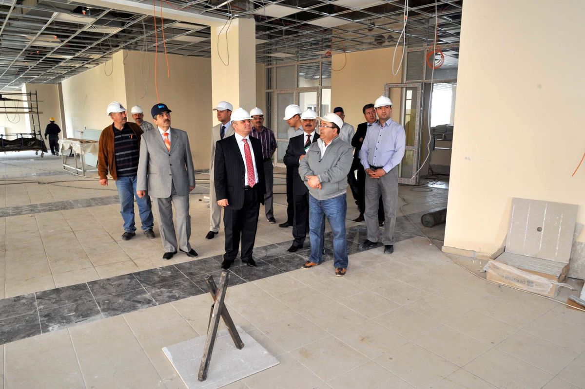 Vali Çakacak Yurt İnşaatında İncelemelerde Bulundu