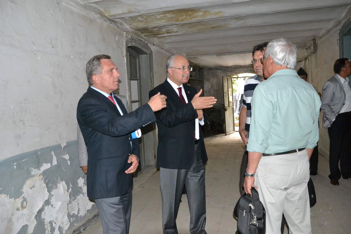 Vali Daşöz Eski Askeri Hastane Binasını İnceledi