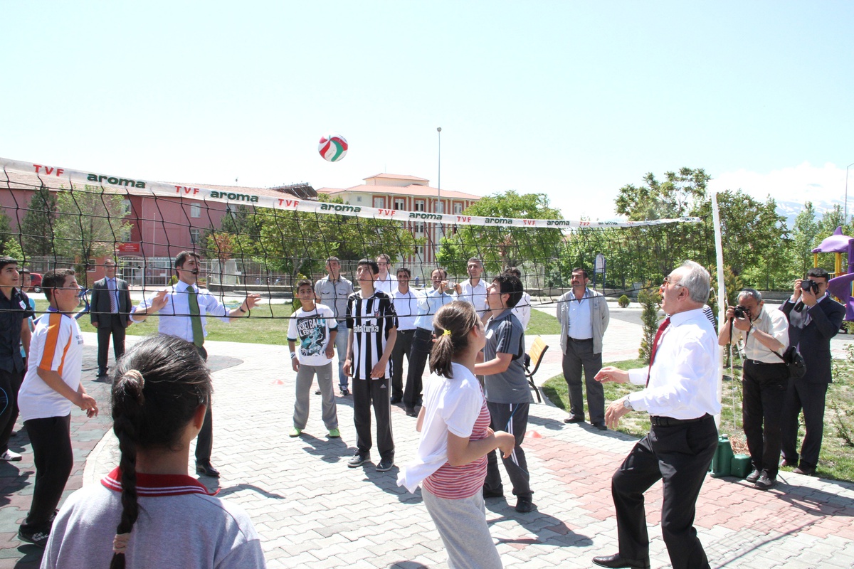 Vali Yenigün ve Başkan Çakır Voleybol Oynadılar