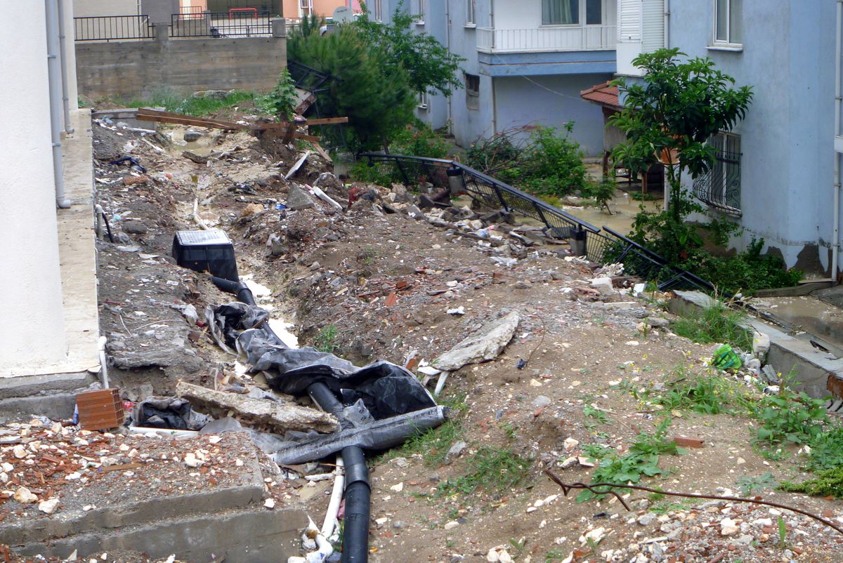Yağmura Dayanamayan İstinat Duvarı Çöktü