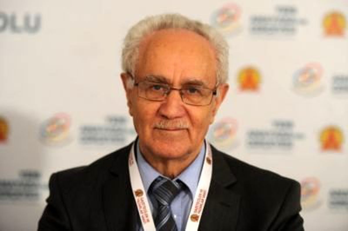 Yazar Burkay.'Bdp Sorunların Çözümü İçin Topu Kandil'e ve İmralı'ya Atmamalı.'