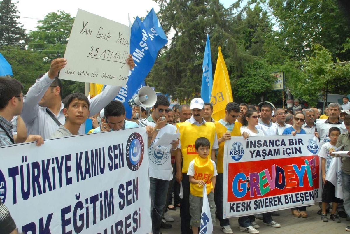 Zam Politikası Siverek'te Halaylar ile Protesto Edildi