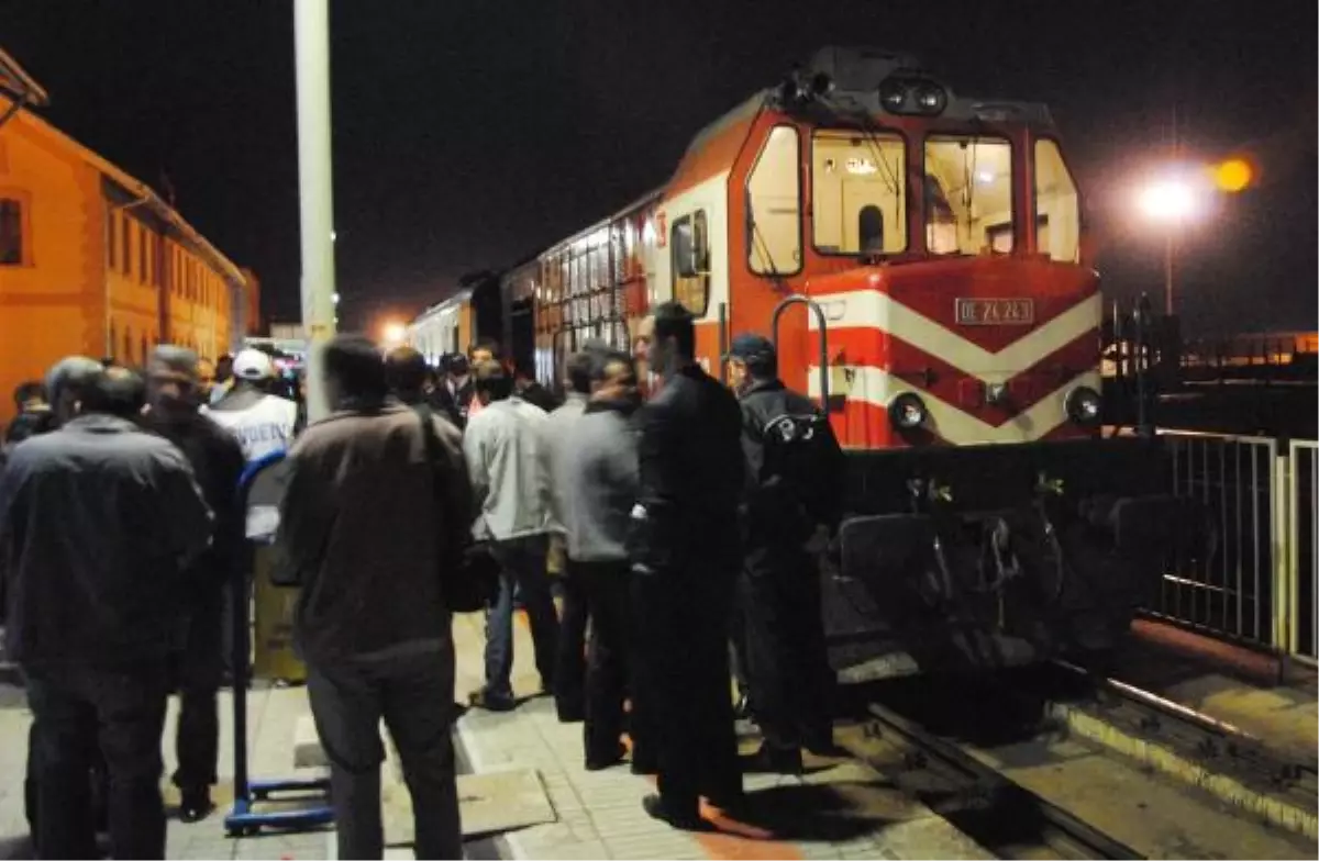 Zam Protestosunda Eden Memurlar Tren Seferine İzin Vermedi