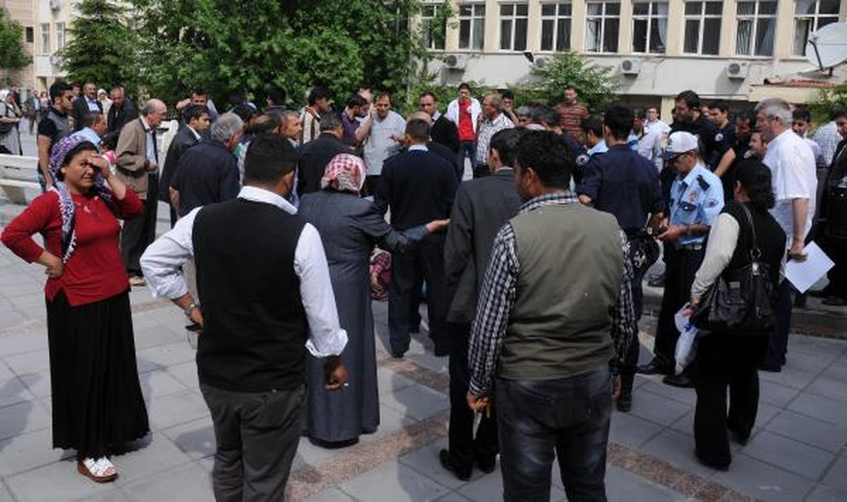 Adliye Önünde Bıçaklandı