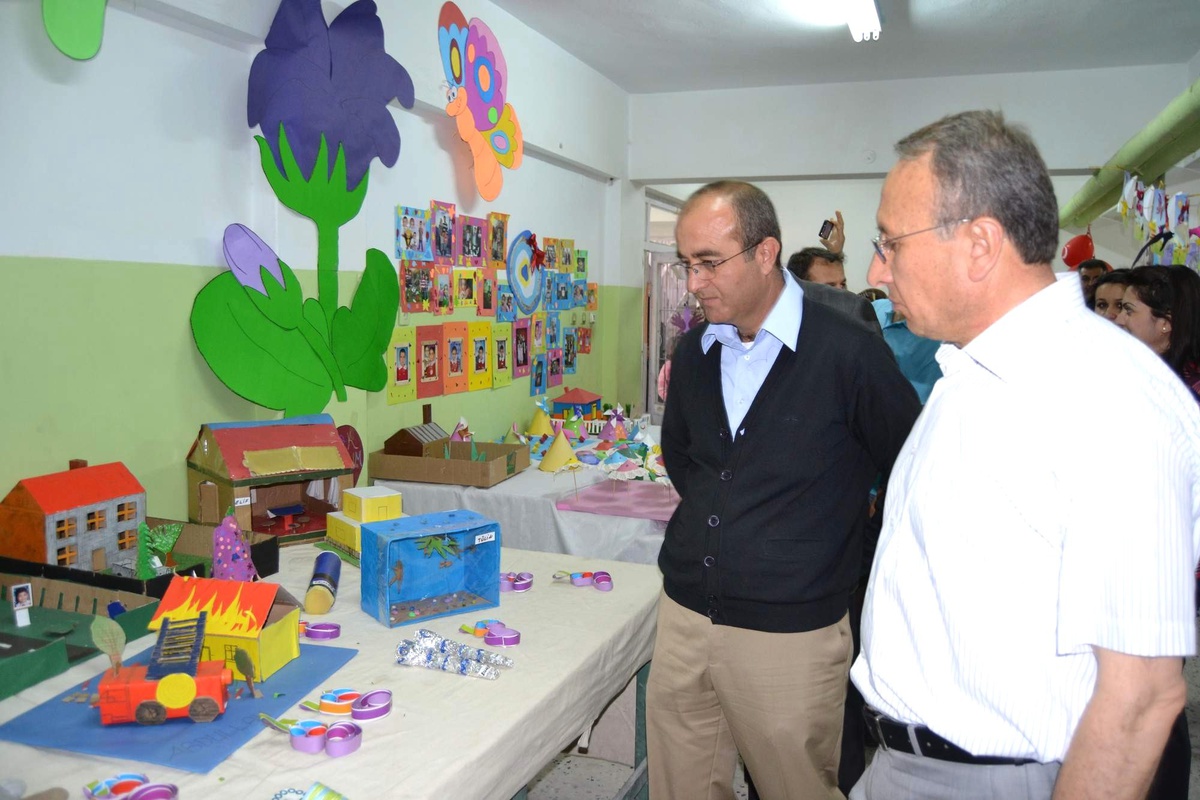 Atık Poşetlerden Gelinlik Yaptılar