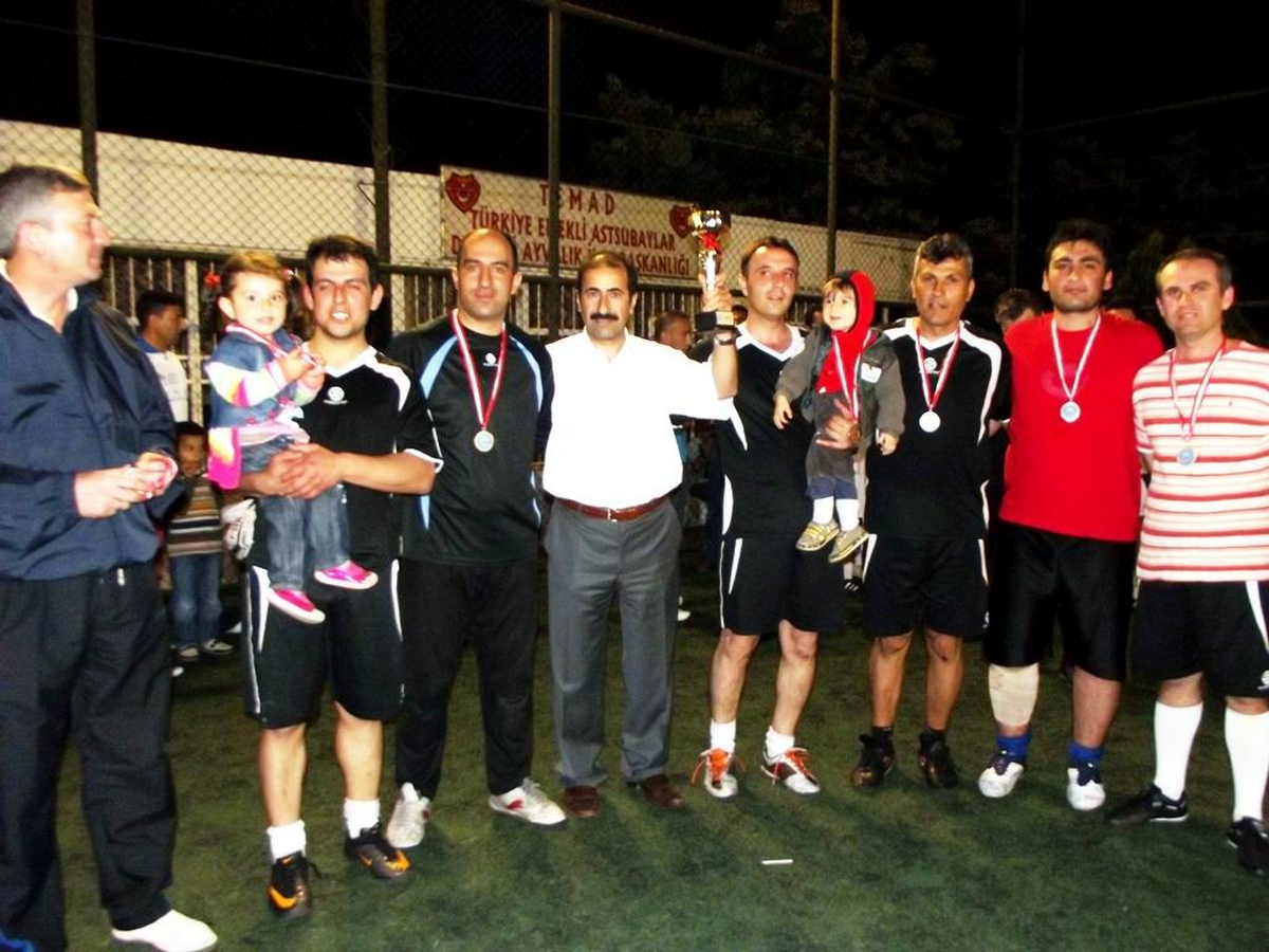 Ayvalık'ta Kaymakamlık Kupası Emniyet Spor'un Oldu