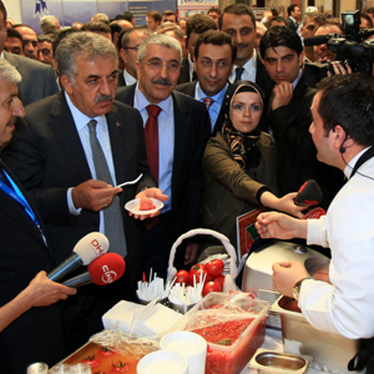Bakan Yazıcı Domatesli Dondurmanın Tadına Baktı