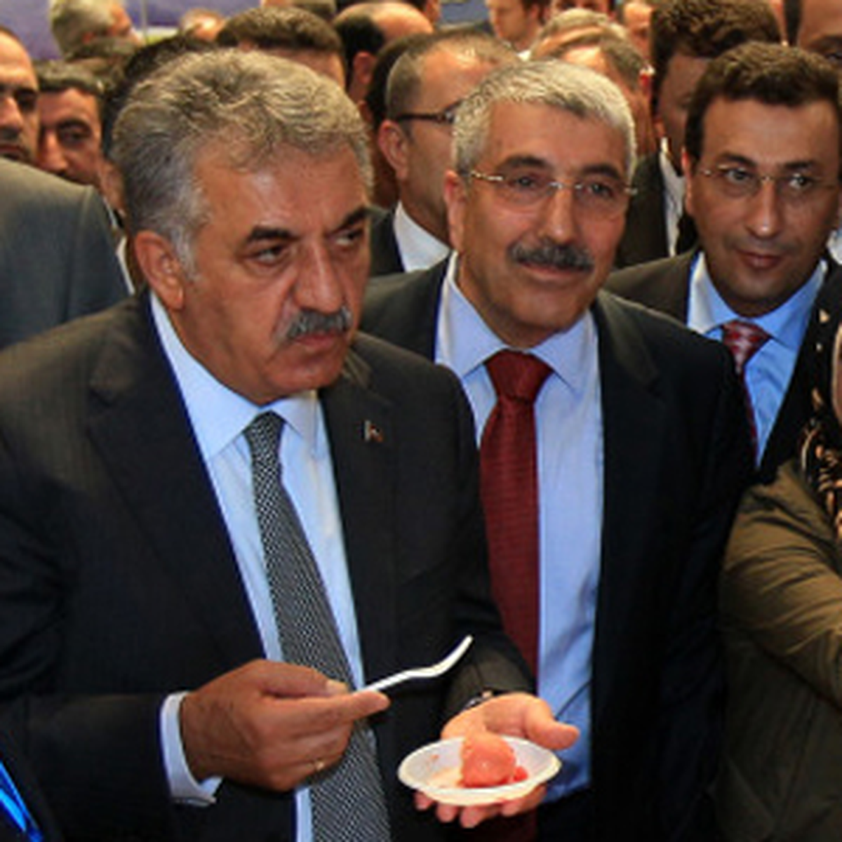 Bakan Yazıcı Domatesli Dondurmanın Tadına Baktı