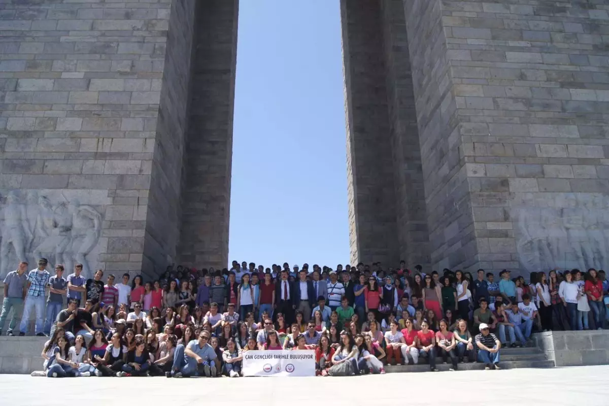 Başkan Kuzu Öğrencilerle Birlikte Şehitlikleri Gezdi