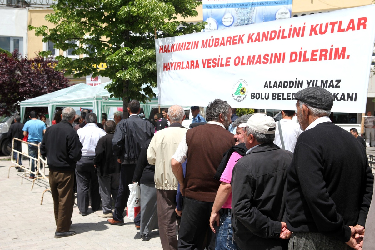 Bolu Belediyesi Vatandaşlara Lokum Dağıttı