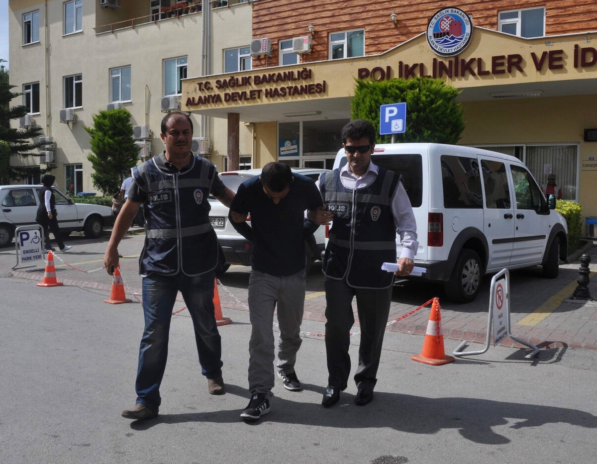 Dans Etme Bahanesi ile Turistin Cep Telefonunu Çaldı