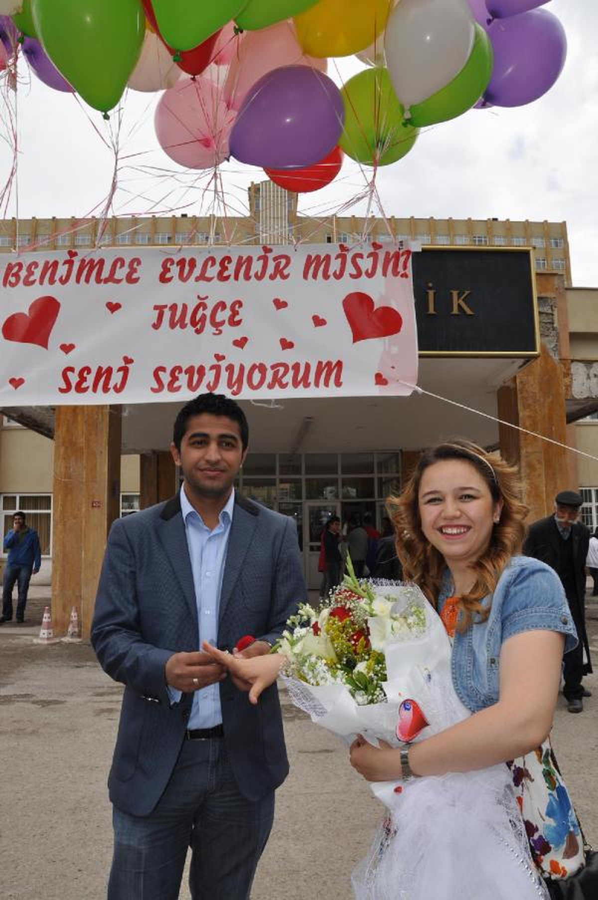 Doktordan Ebe Adayına Hastane Önünde İlginç Evlilik Teklifi