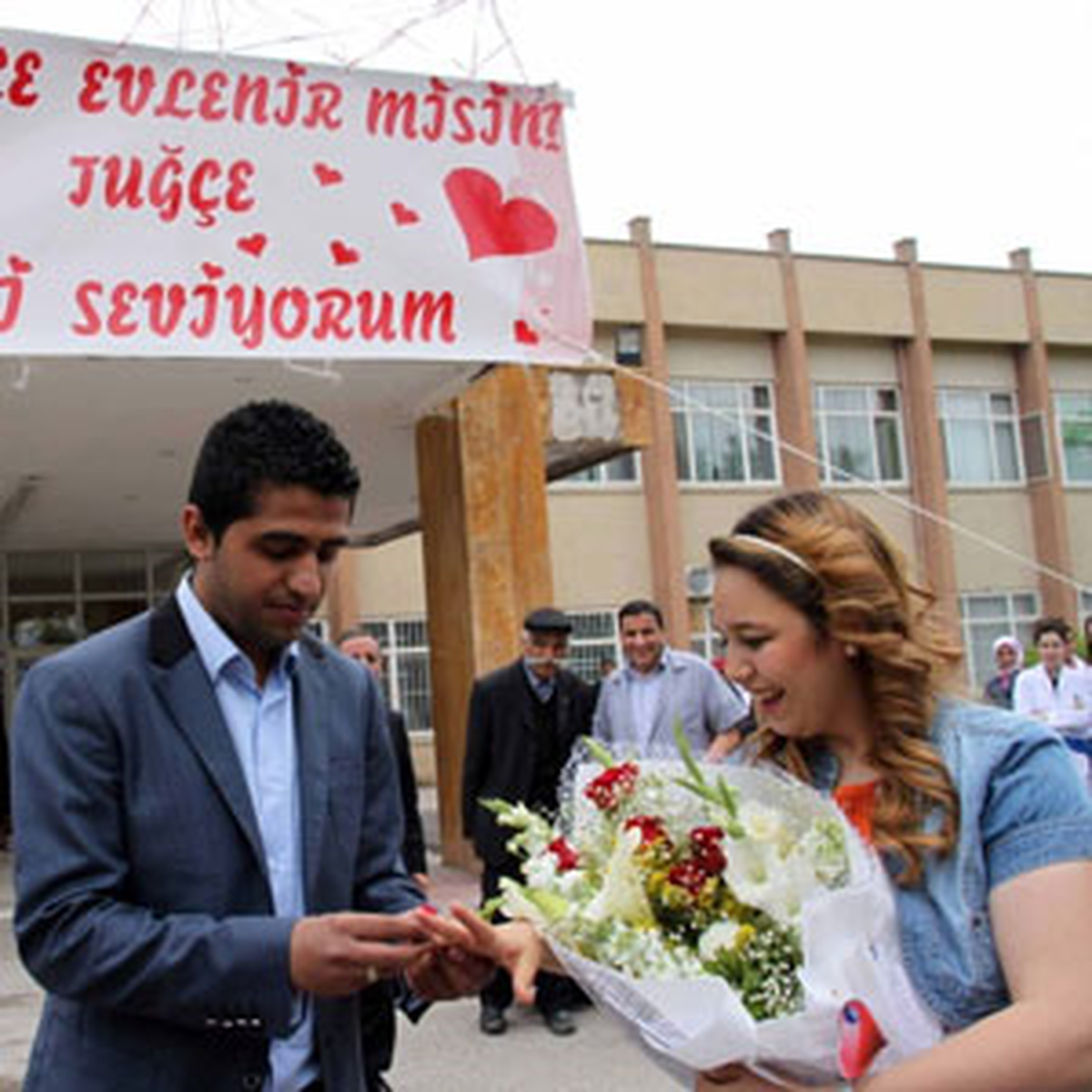 Doktordan Ebeye Hastane Önünde Sürpriz Evlenme Teklifi