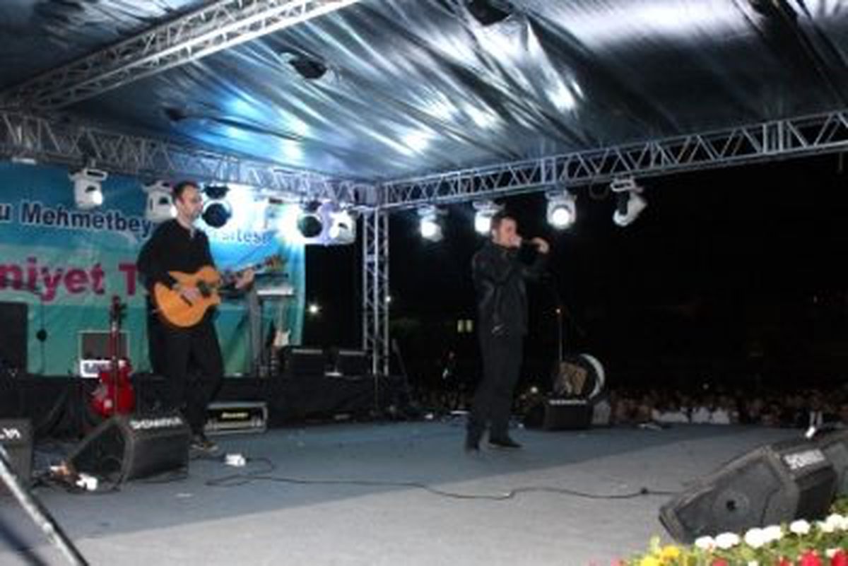 Emre Aydın\'dan İki Şarkılık Konser

