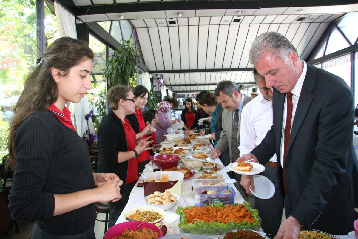Fes Lisesi'nden Yiyecek Kermesi