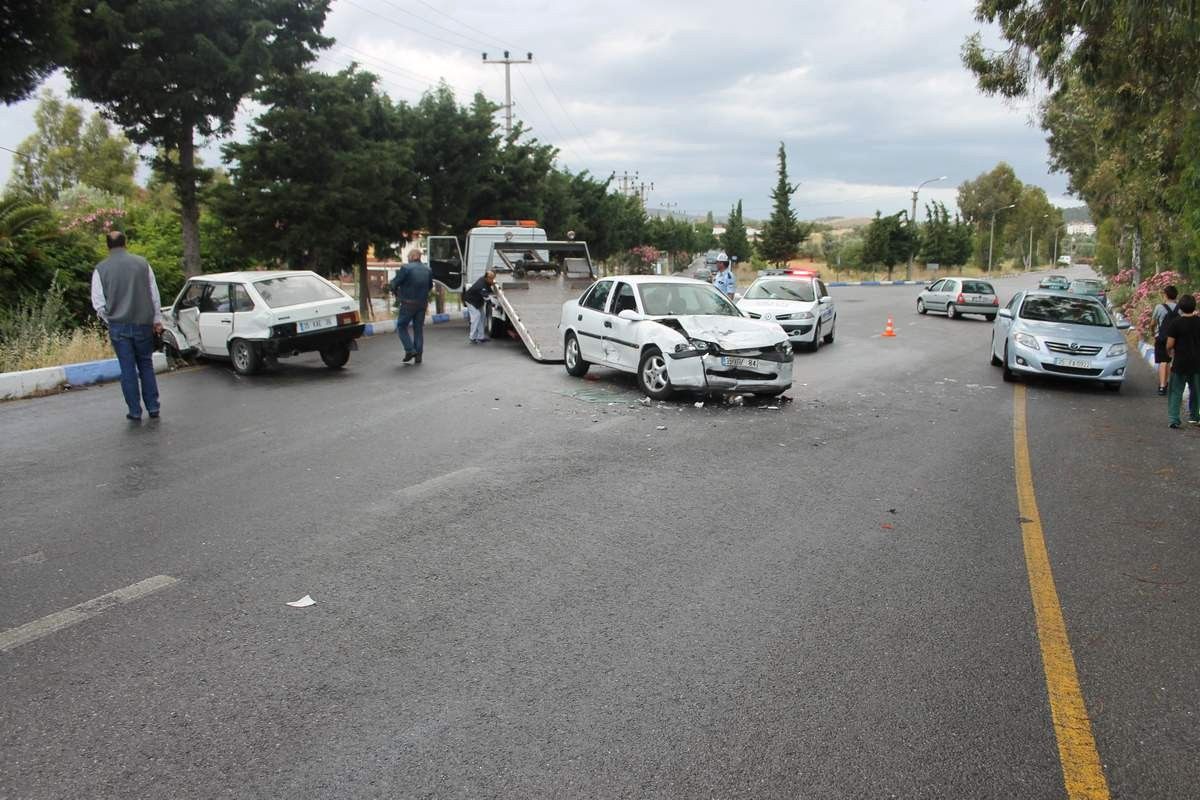 Foça'da Trafik Kazası: 2 Yaralı