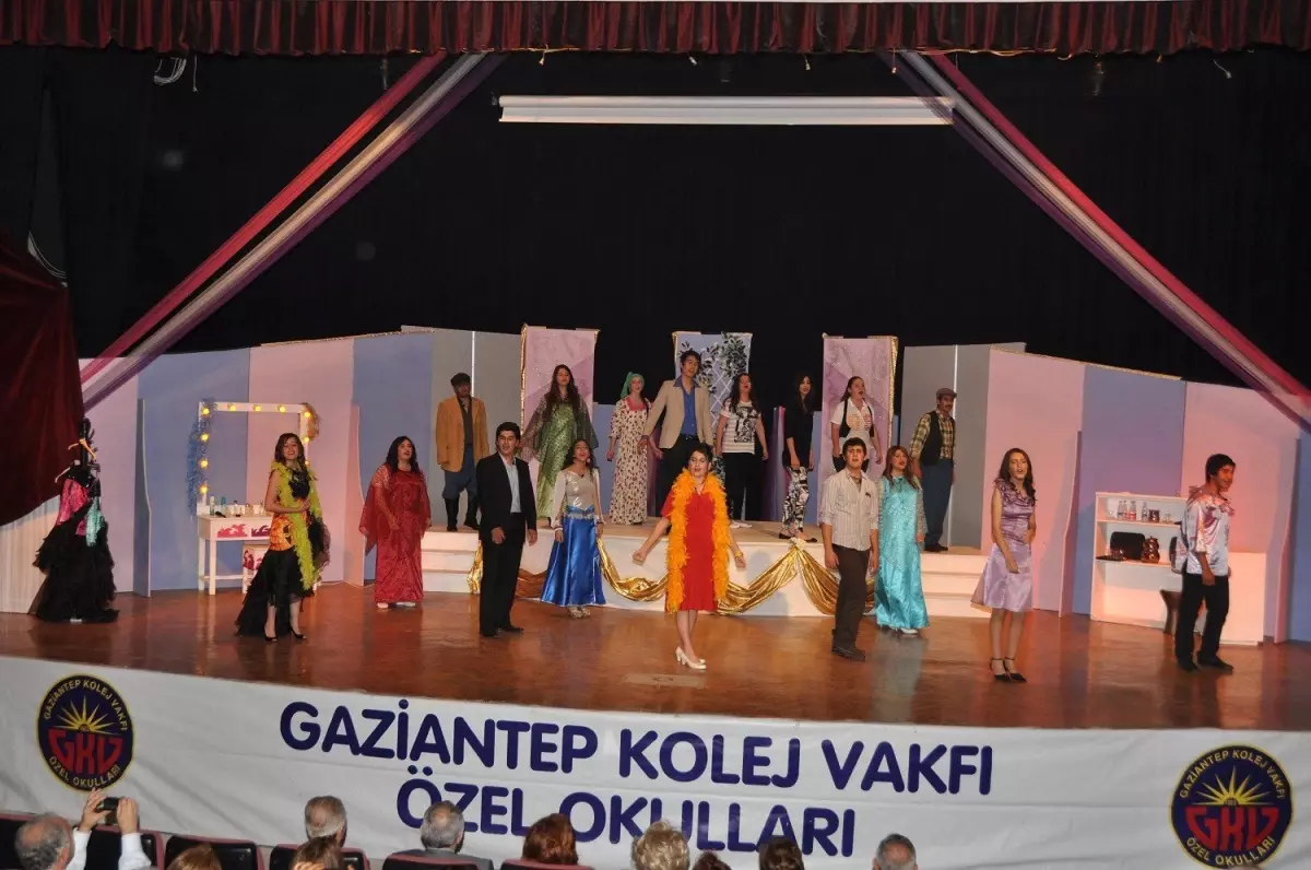 Gkv\'liler \'Hisseli Harikalar Kumpanyası\' ile Güldü