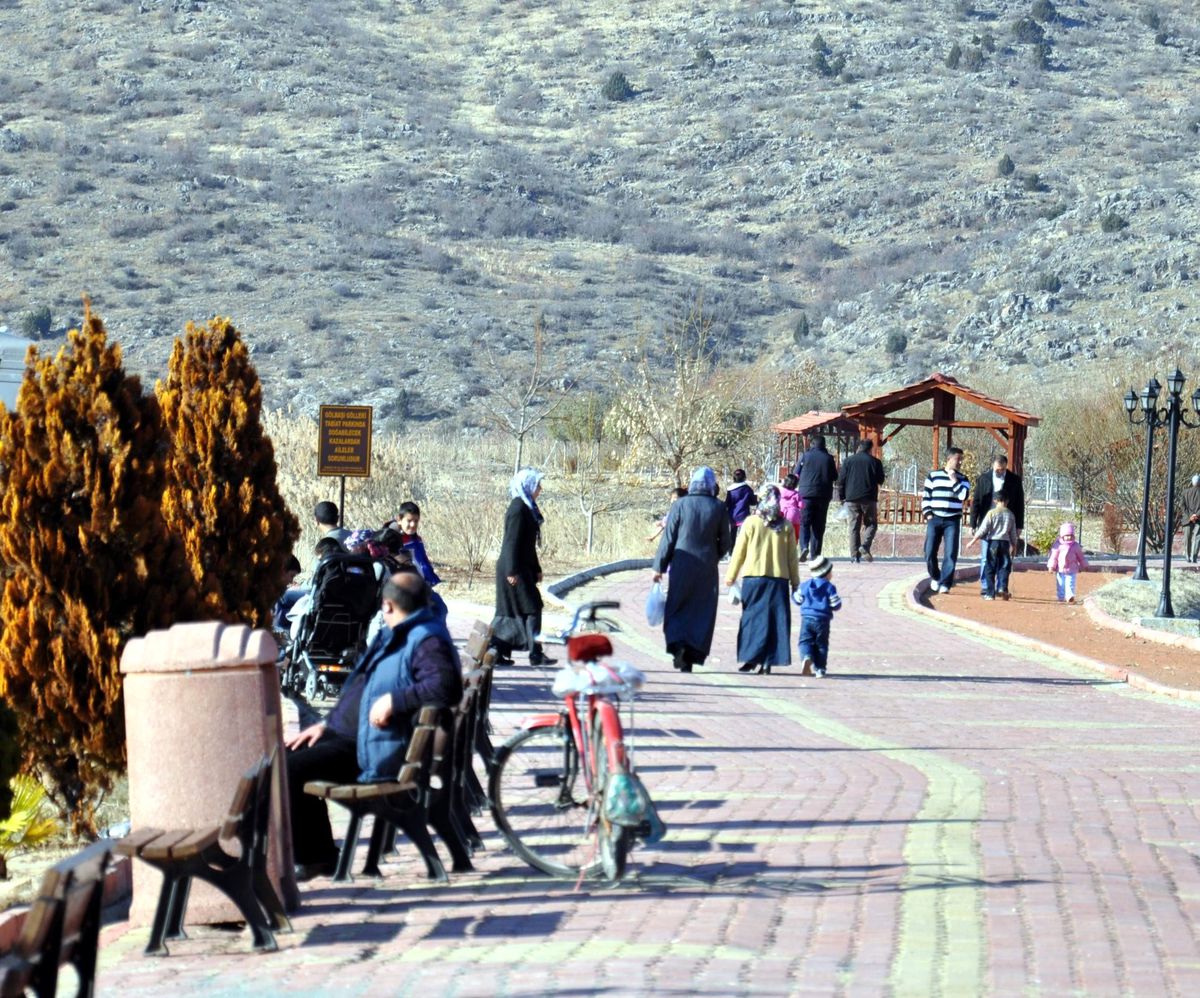 Gölbaşı'da Vatandaşlar Parklara Akın Etti