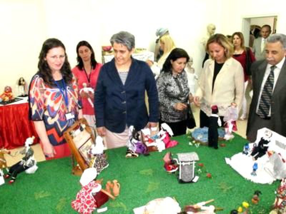 Hatay Valisinin Eşi Zehra Lekesiz Erzin'de Sergi Gezdi