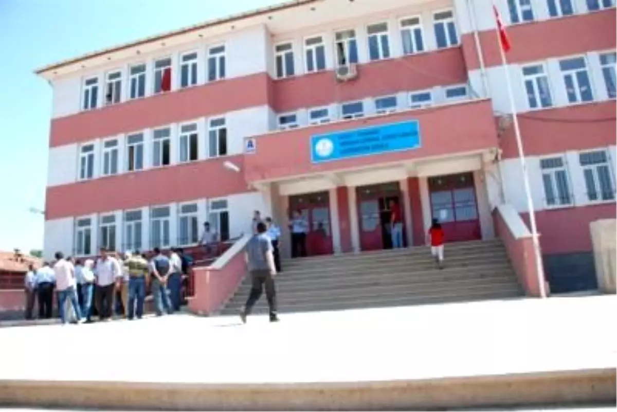 İlköğretim Okulunda Öğretmene Saldıran 1 Kişi Ayağından Vuruldu