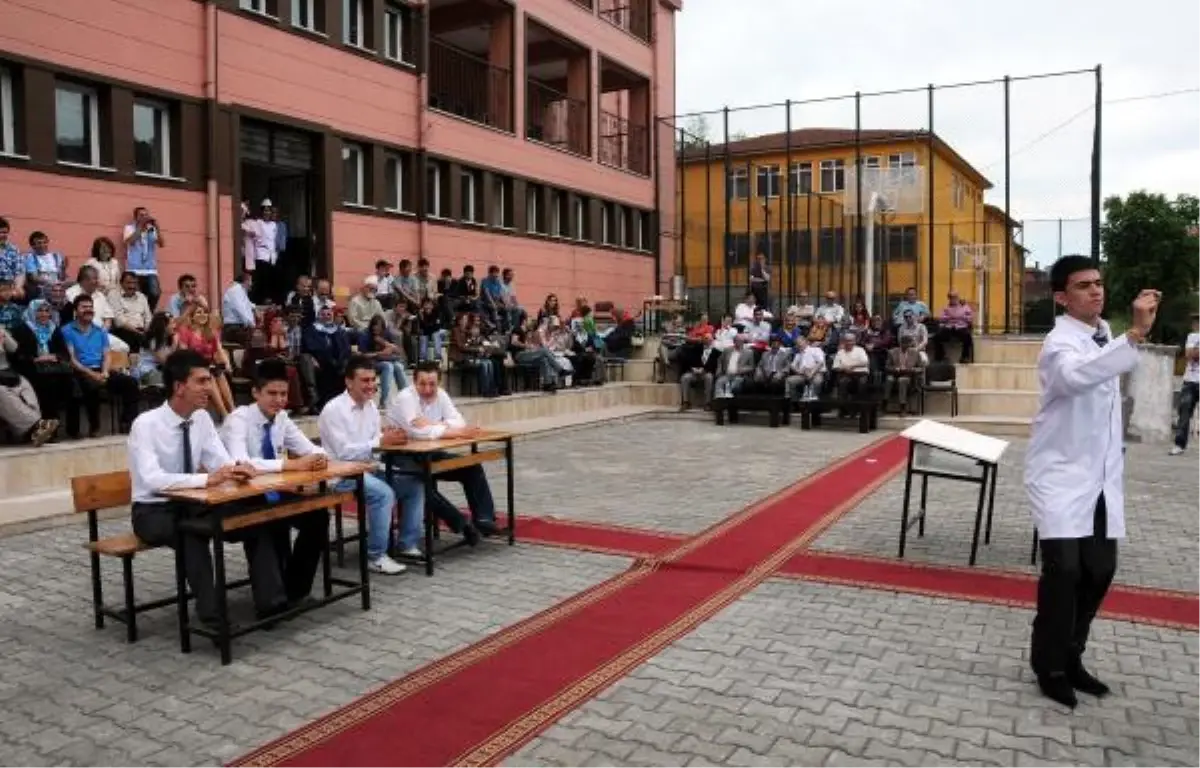 İşitme Engelli Öğrencilerin Taklit Şovu Güldürdü
