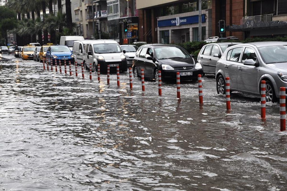 İzmir\'de Sağnak Yağış Hayatı Olumsuz Etkiledi