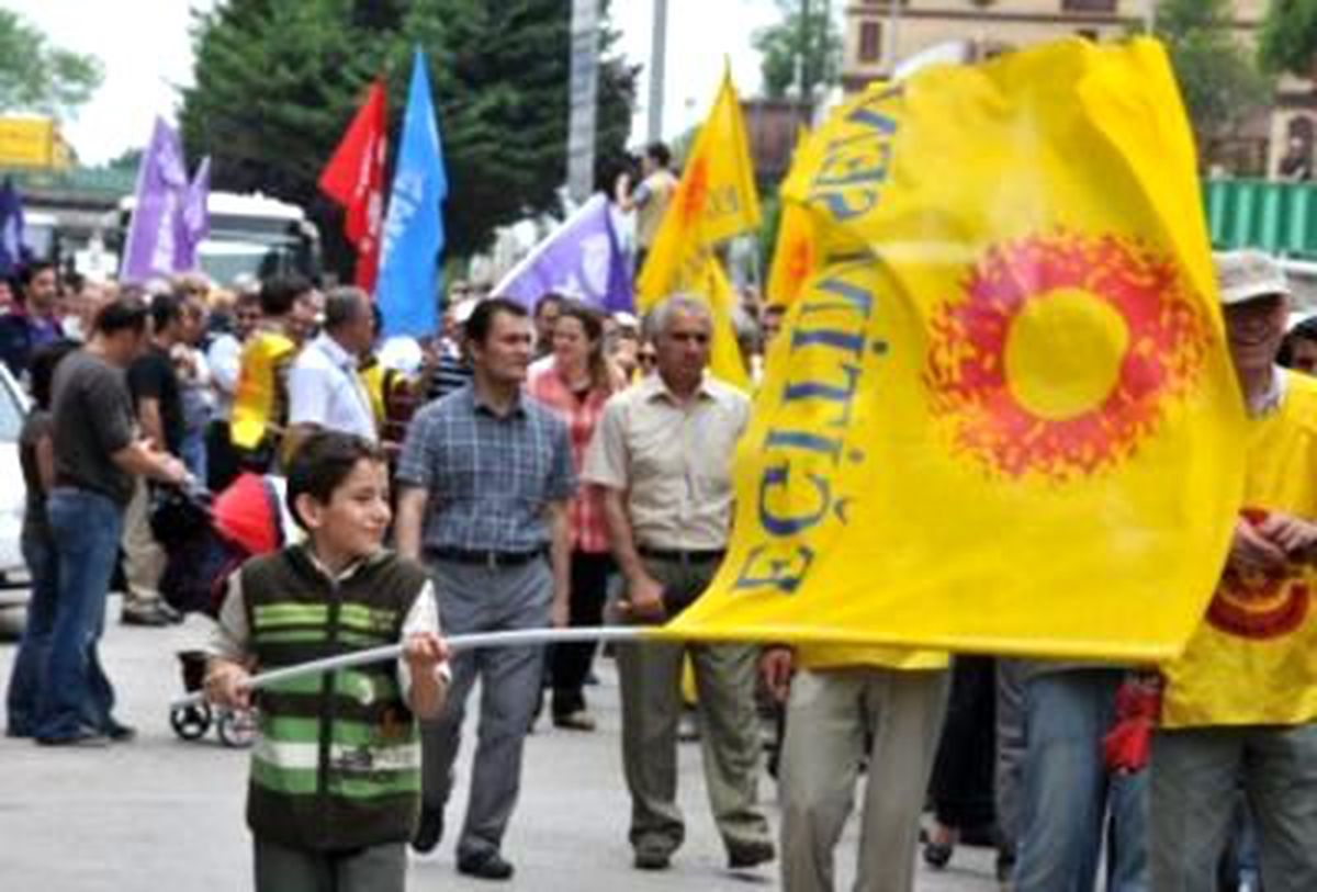 İzmit\'te 15 Bin Kişilik Memur Protestosu