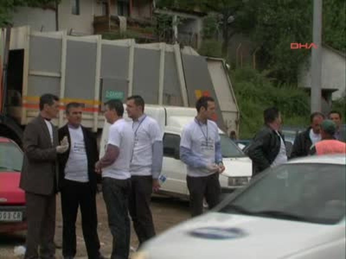 Kosova'da Cumhurbaşkanı ve Başbakan Çöp Topladı