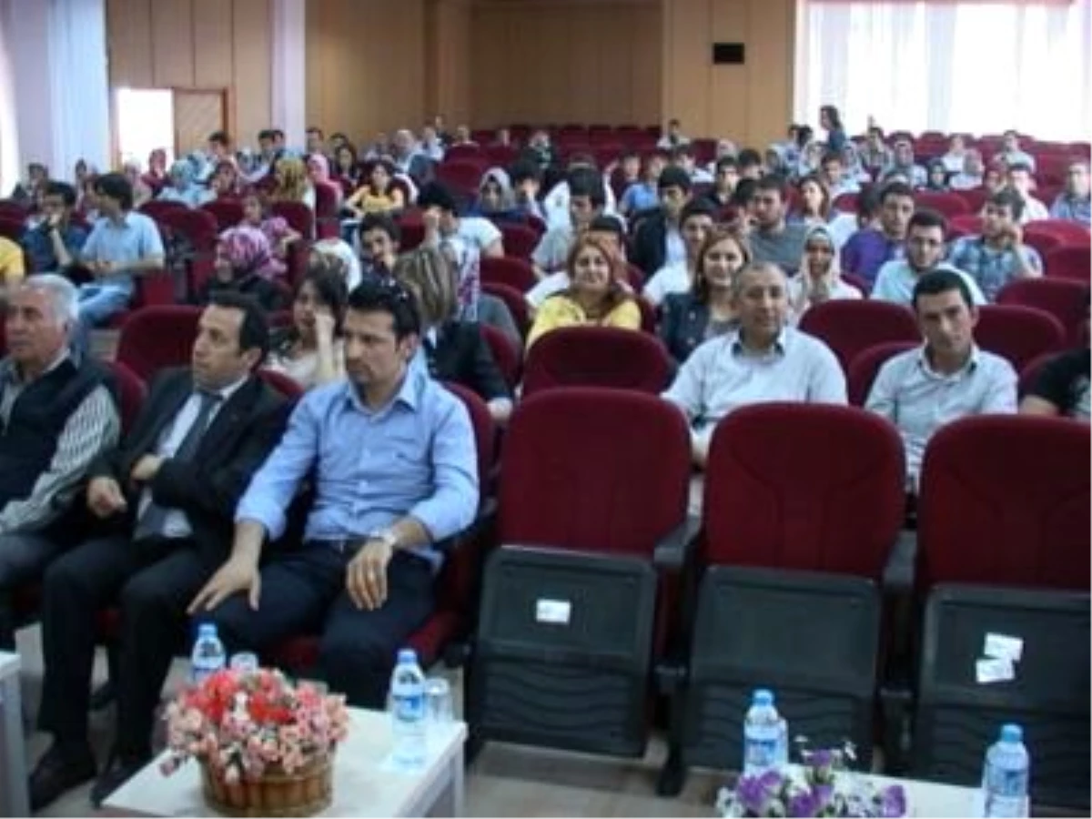 Malatya'da Yabancı Uyruklu Öğrencilerden 'Türk Dili Dünya Dili' Etkinliği