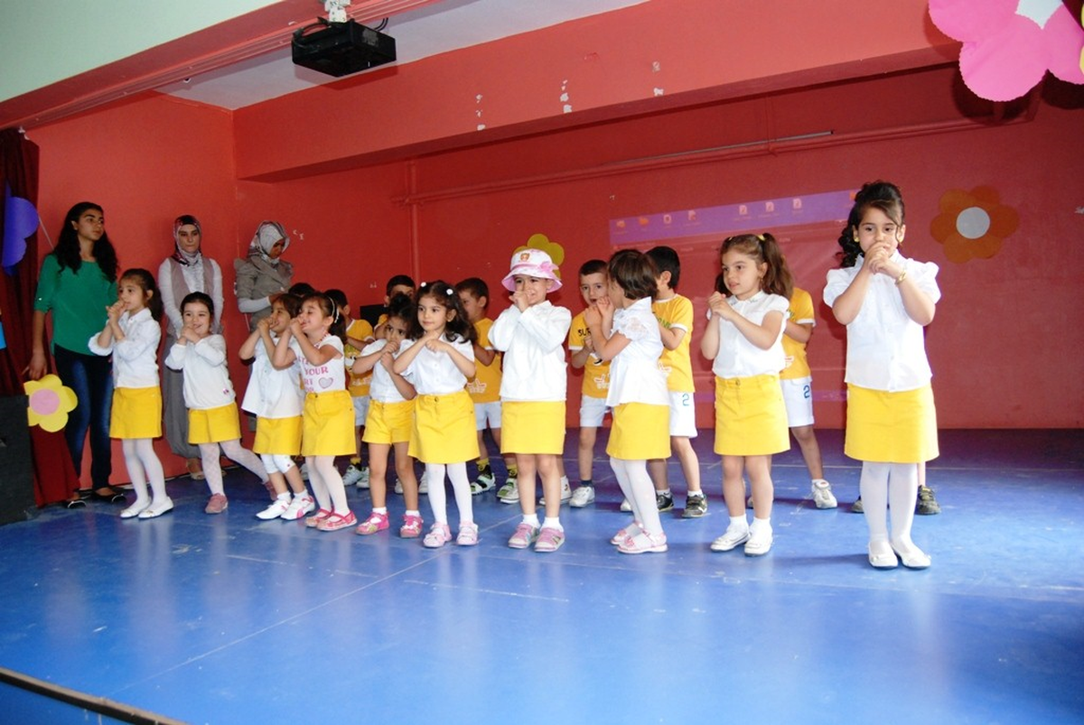 Minik Öğrencilerden Yıl Sonu Gösterisi