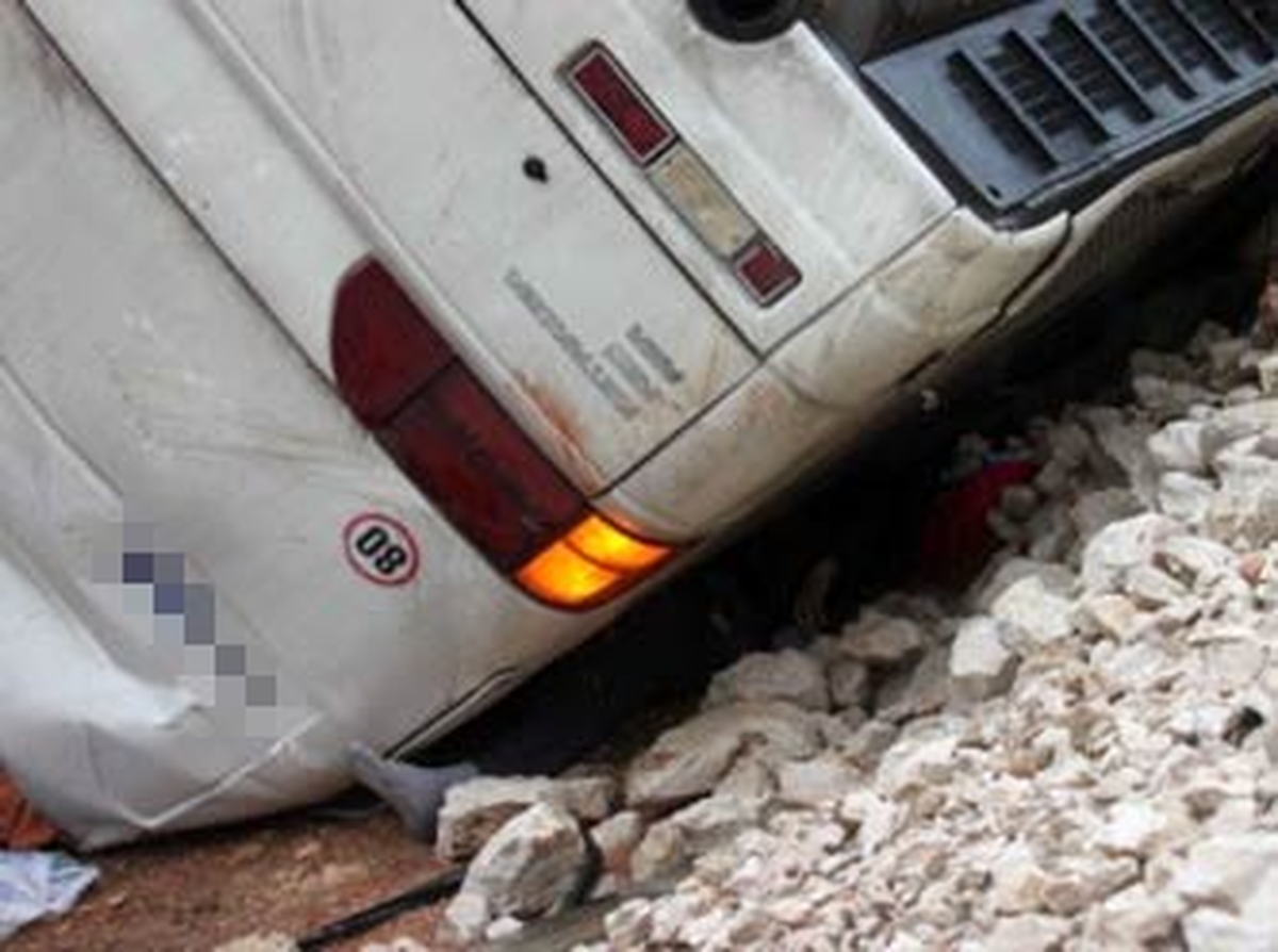 Otobüs Ters Şerite Girdi: 4 Ölü