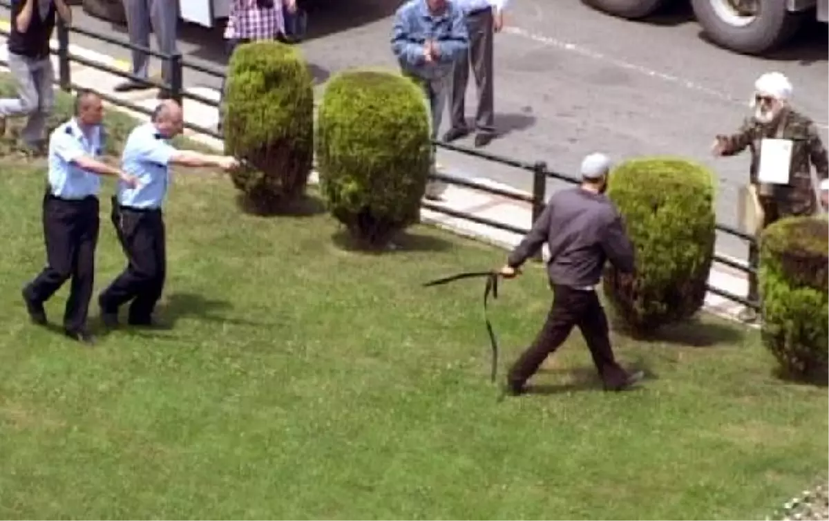 Kılıçla 2 Polisi Yaraladı
