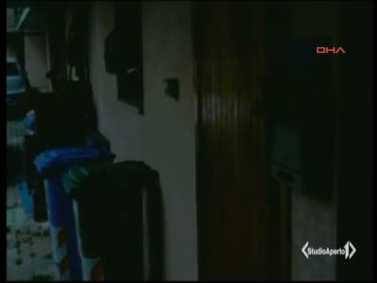 Röportaj Sırasında Ağır Hasarlı Bina Yıkıldı