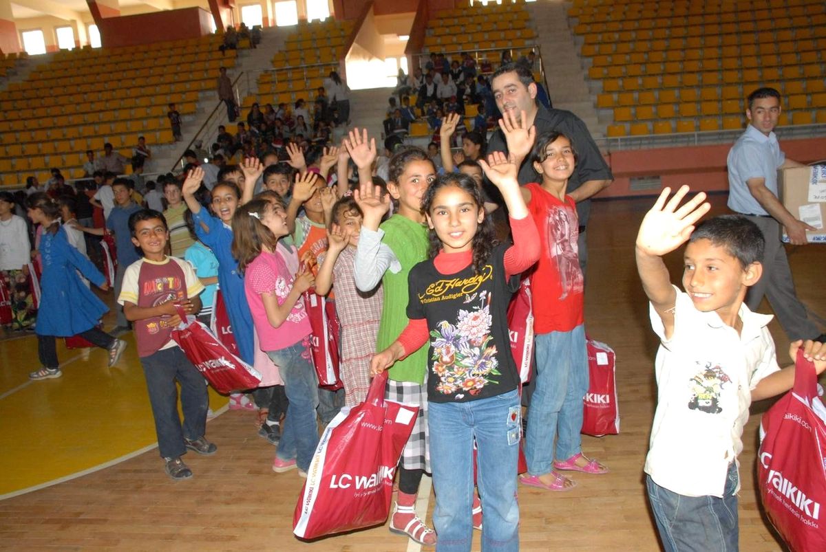 Siverek Emniyetinden 400 Öğrenciye Giysi Yardımı
