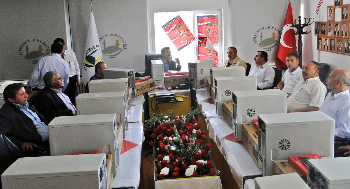 Sungurlu Belediyesi Muhtarlara Bilgisayar Hediye Etti