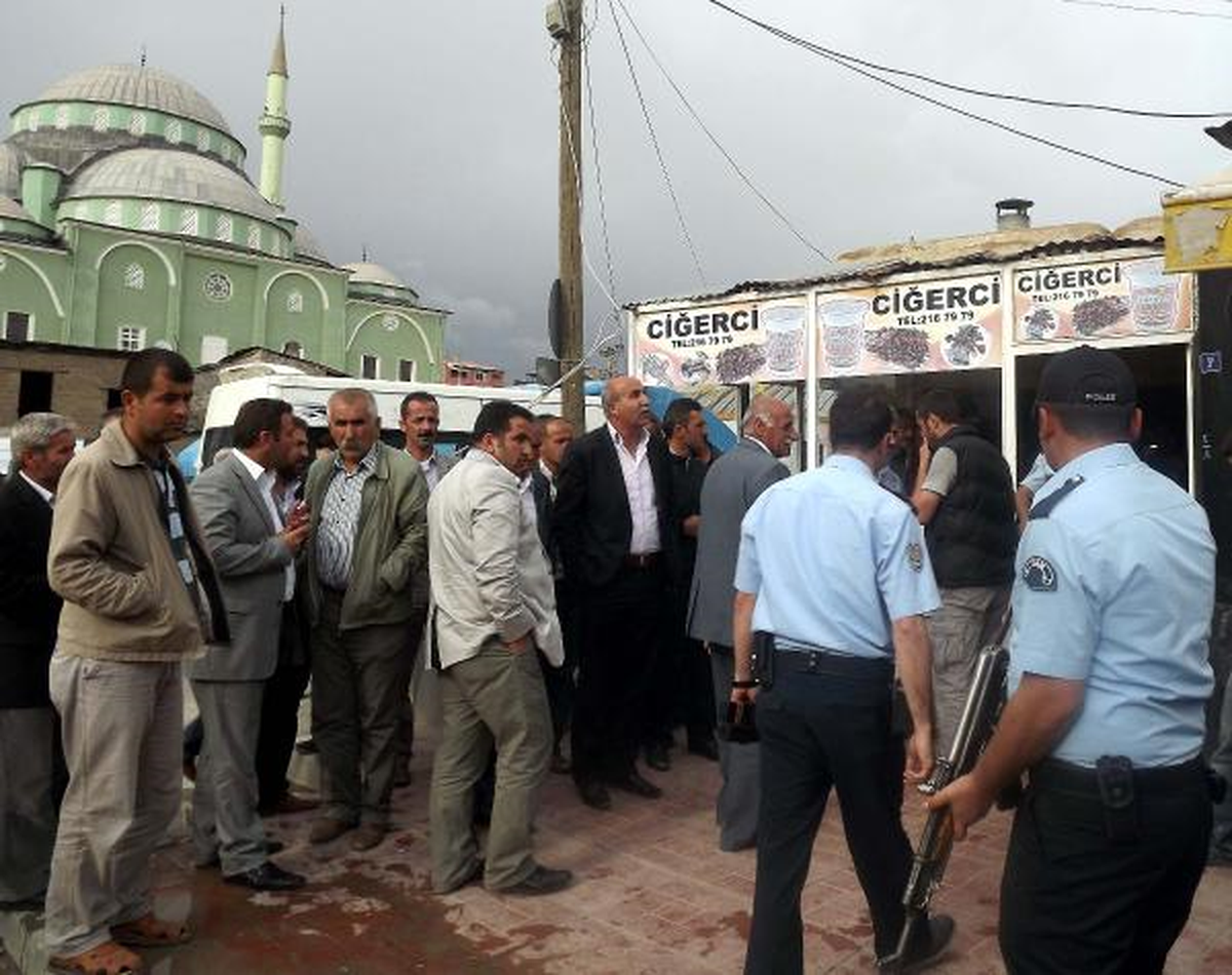 Tacizle Suçlanan Muhtar, Kendisine Müdahale Eden BDP\'lilere Silah Çekti