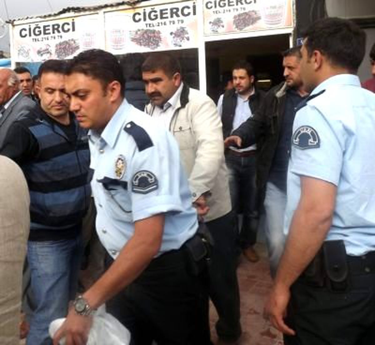 Muhtar BDP'lilere Silah Çekti