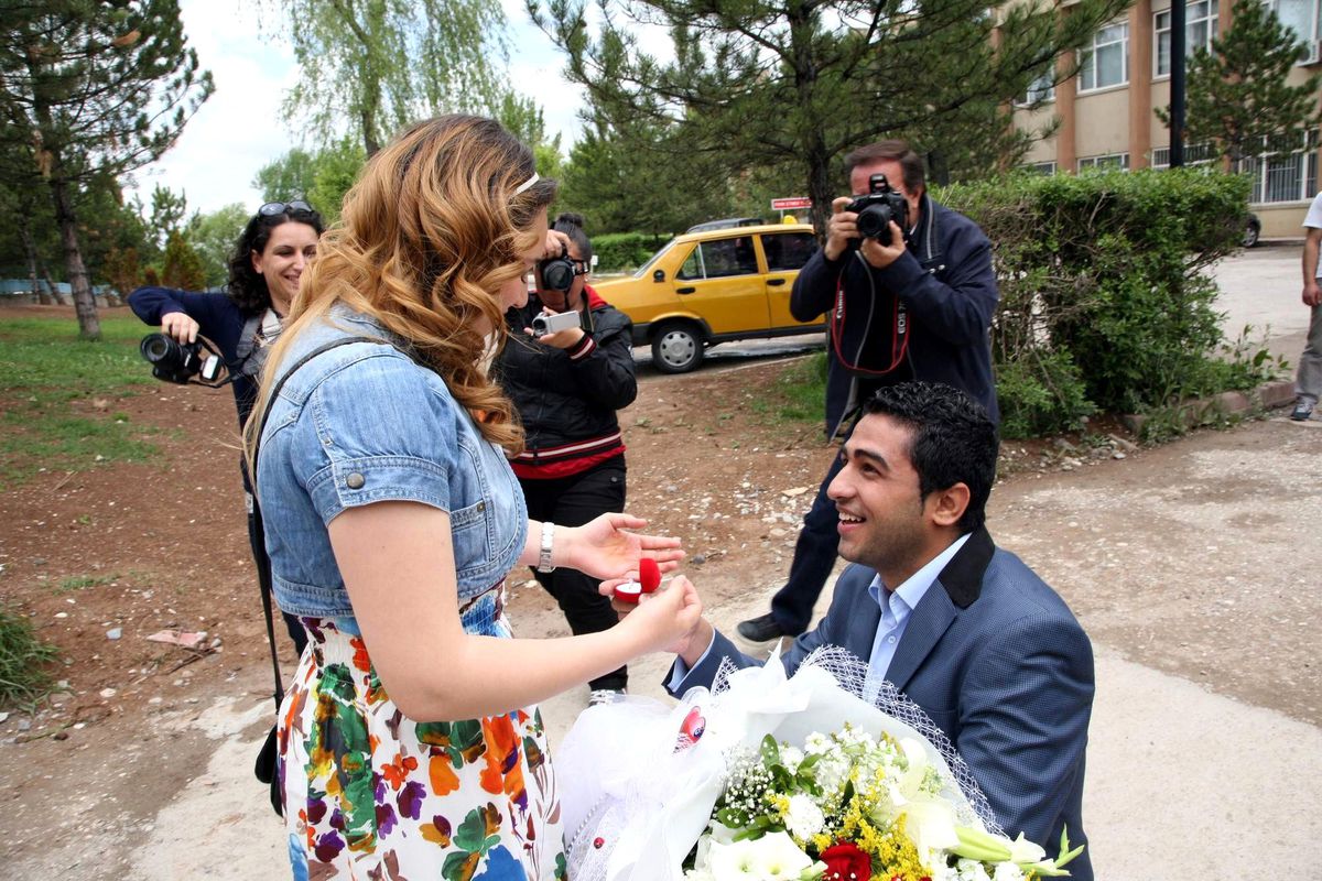 Tanıştıkları Hastane Önünde İlginç Evlenme Teklifi