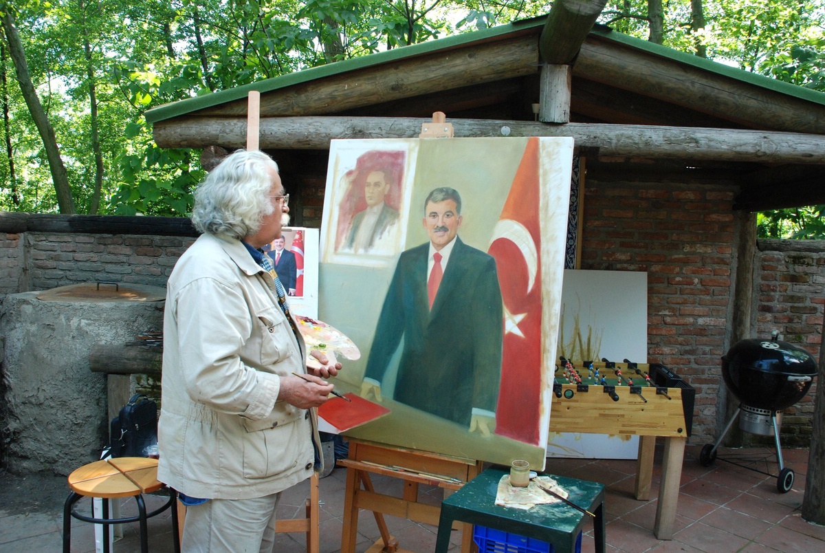 TBMM'nin Son Kadrolu Ressamı, Cumhurbaşkanı Gül'ün Portresini Yapıyor