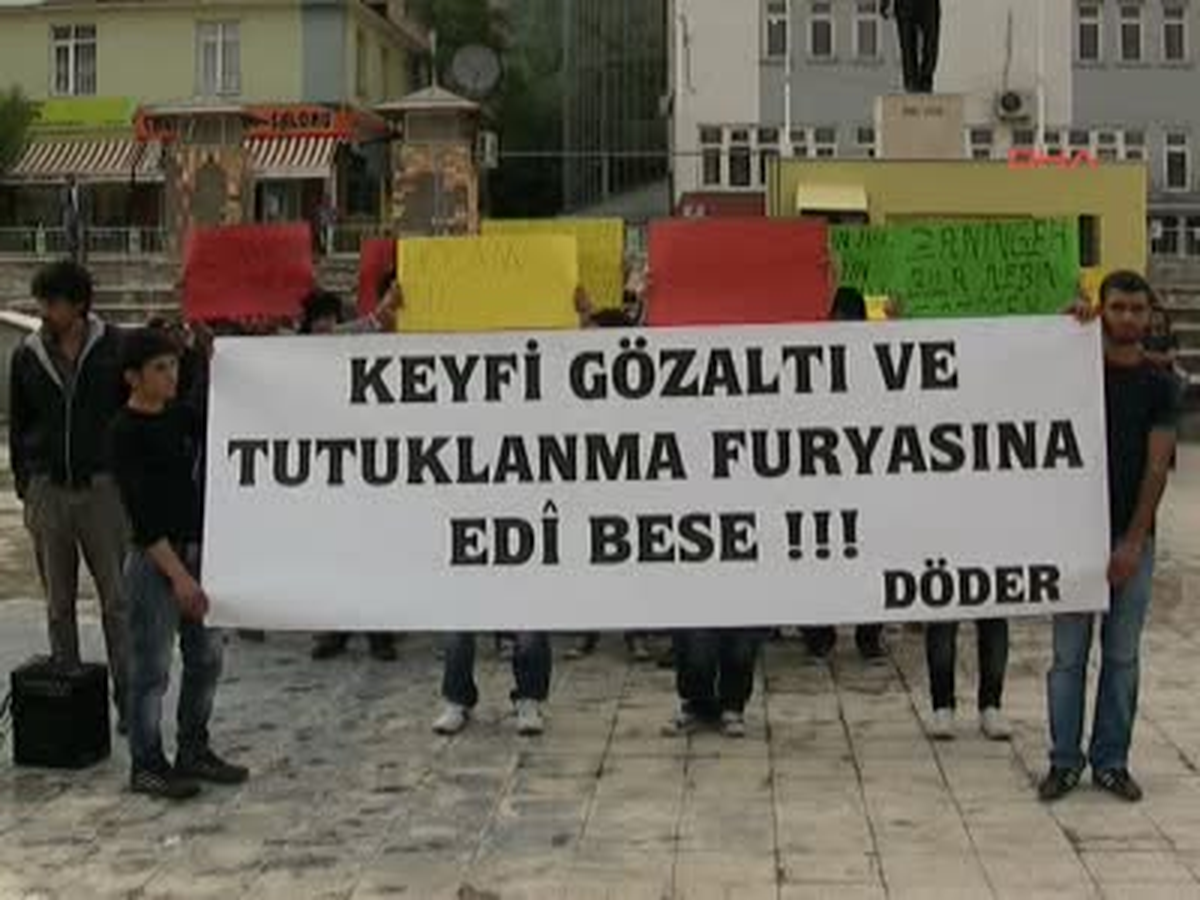 Tunceli\'de Üniversiteliler, 5 Arkadaşlarının Gözaltına Alınmasını Yürüyüşle Protesto Etti