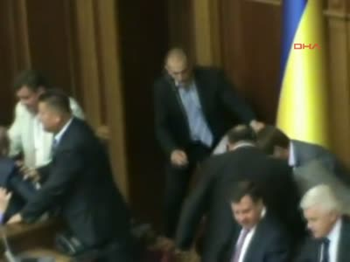 Ukrayna Parlamentosunda Yine Yumruklar Konuştu