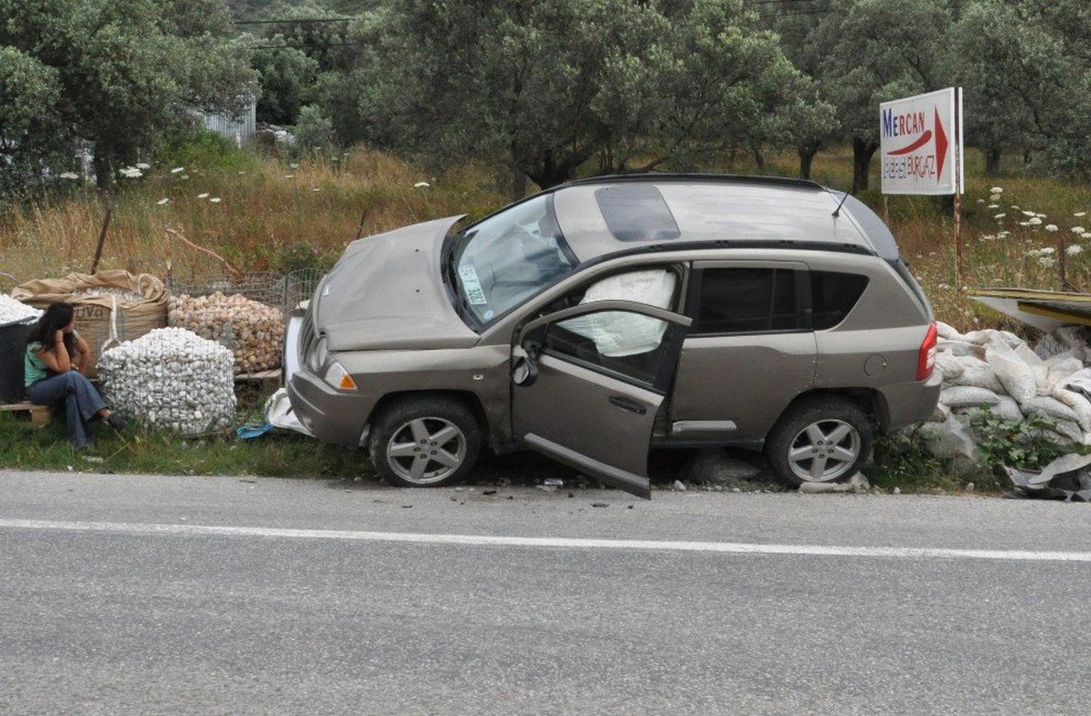 Yoldan Çıkan Jip Tabelaya Çarparak Durdu