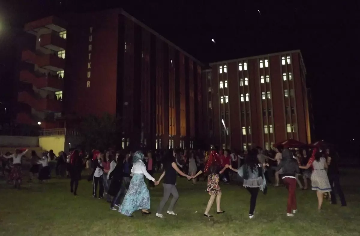 Yurtkur\'dan Öğrencilere Kına Gecesi